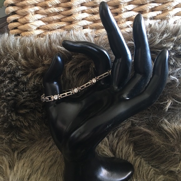 Vintage silver tone clear rhinestone link bracelet - Picture 3 of 8